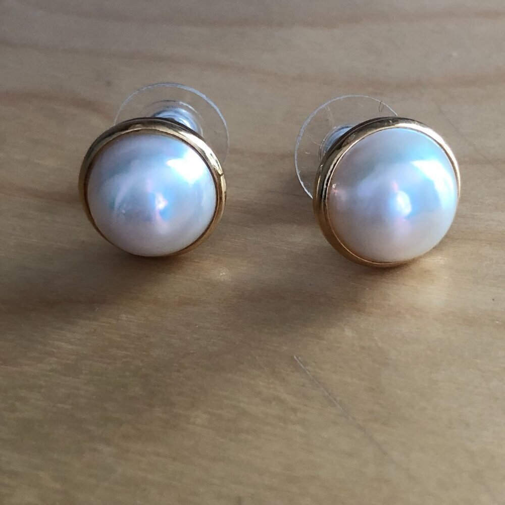 CJ 14K Gold Mabe Pearl Post Earrings .5 Diameter